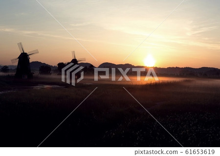 Sunrise at Soraepo-gu, Incheon 61653619