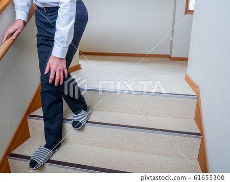 Knee pain in middle-aged men Knee pain in middle-aged men 61655300