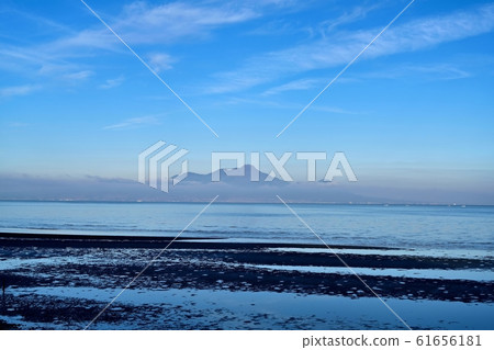 從熊本縣三越海岸看到的雲海清晨的雲仙風岳風景 從熊本縣三越海岸看到的雲海清晨的雲仙風岳風景 61656181