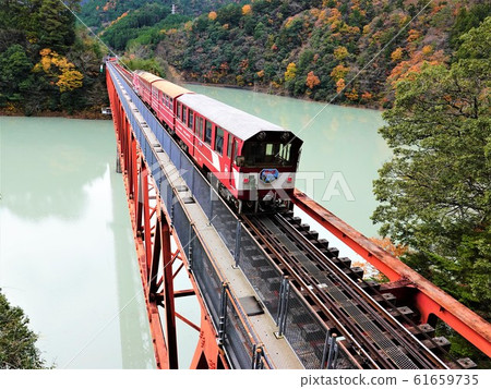 大井川鐵路列車在池線的高丈鐵橋上運行 大井川鐵路列車在池線的高丈鐵橋上運行 61659735