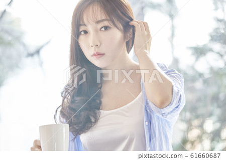 年輕女子,早晨,咖啡,下午茶時間,天氣,房間,房子 年輕女子,早晨,咖啡,下午茶時間,天氣,房間,房子 61660687