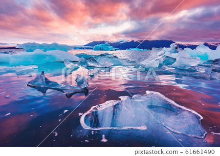 Icebergs in Jokulsarlon glacial lagoon Icebergs in Jokulsarlon glacial lagoon 61661490