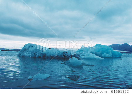 Icebergs in Jokulsarlon glacial lagoon 61661532
