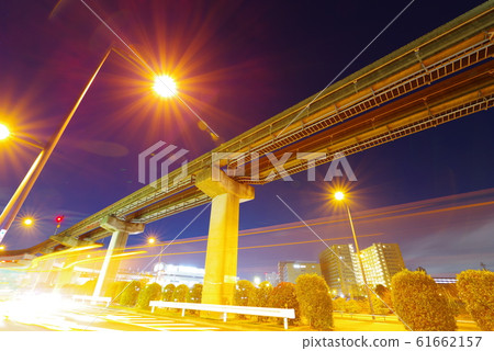 多摩市單軌鐵路在清晨在法院前的十字路口附近 61662157