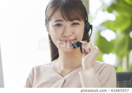 在呼叫中心接線員工作的年輕女子 在呼叫中心接線員工作的年輕女子 61665057