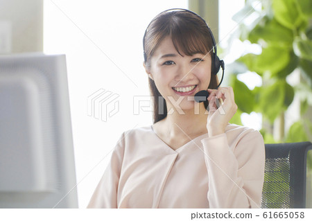 在呼叫中心接線員工作的年輕女子 在呼叫中心接線員工作的年輕女子 61665058