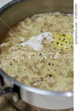Instant ramen with egg for a midnight snack - Hotpot ramen Instant ramen with egg for a midnight snack - Hotpot ramen 61665060