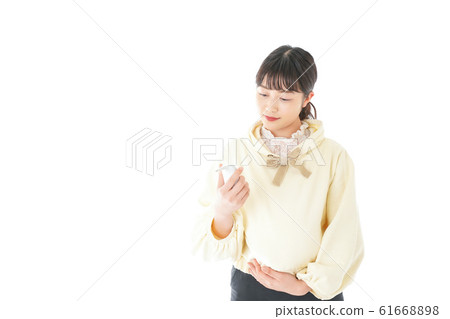 採取溫度測量的年輕孕婦 61668898