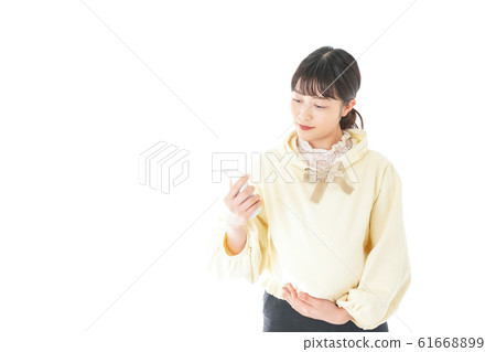 採取溫度測量的年輕孕婦 61668899