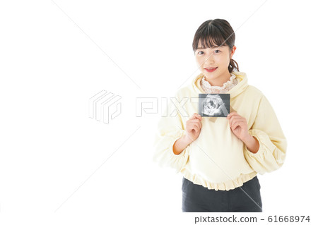 年輕孕婦與迴聲圖像 年輕孕婦與迴聲圖像 61668974