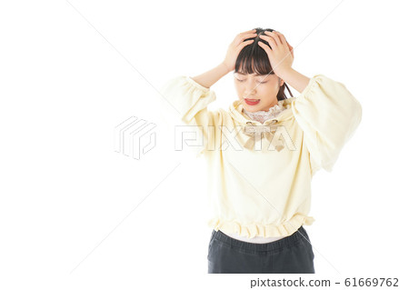 年輕女子患頭痛 年輕女子患頭痛 61669762