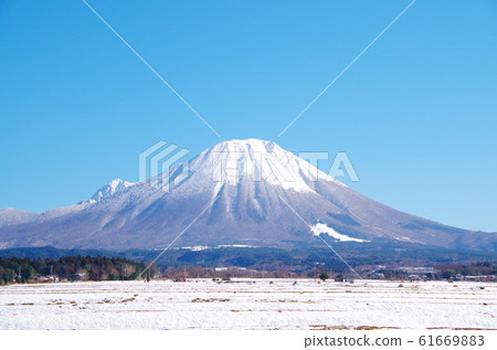Winter Oyama in the snowy countryside Winter Oyama in the snowy countryside 61669883