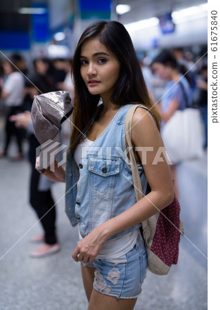 Young beautiful Asian tourist woman exploring the city of Bangko 61675840