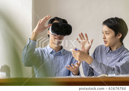 兩名男子通過VR眼鏡體驗3D最新技術並將其納入建築設計 兩名男子通過VR眼鏡體驗3D最新技術並將其納入建築設計 61676768