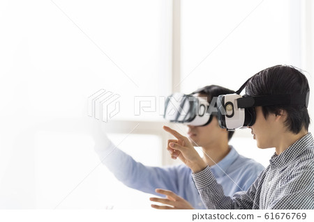 兩名男子通過VR眼鏡體驗3D最新技術並將其納入建築設計 兩名男子通過VR眼鏡體驗3D最新技術並將其納入建築設計 61676769