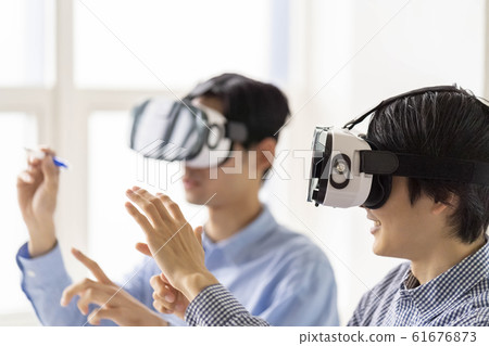 Two men who experience the latest 5G technology in 3D with VR goggles and incorporate it into business 61676873