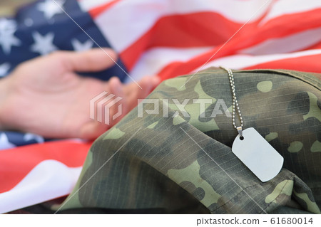 Silvery military beads with dog tag and hand of 61680014