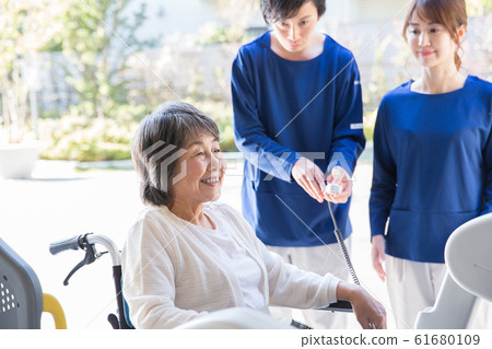 女高管和照顧者 61680109