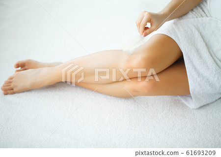 Closeup of a woman showing perfect smooth legs 61693209
