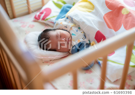 剛出生的嬰兒 剛出生的嬰兒 61693398