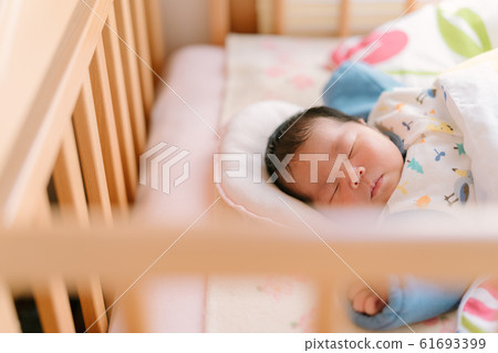 Newborn baby 61693399