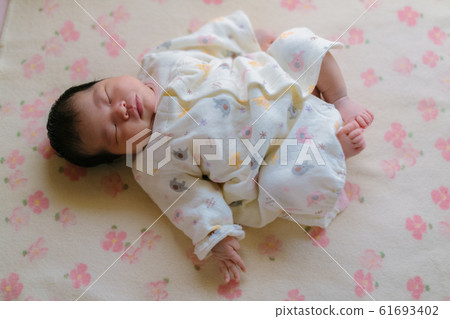 剛出生的嬰兒 61693402
