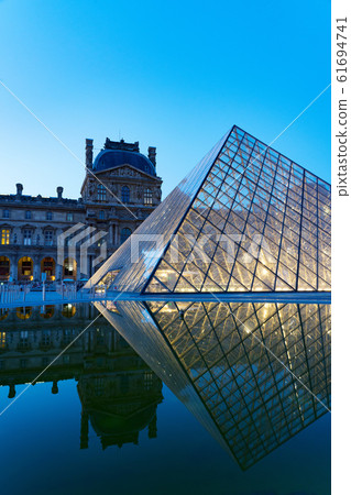 羅浮宮博物館夜景巴黎 61694741
