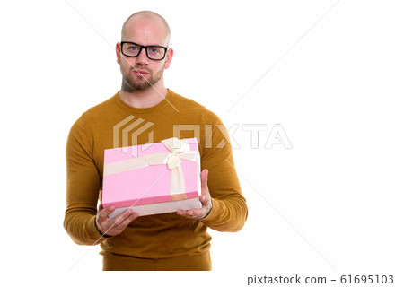 Studio shot of young bald muscular man 61695103
