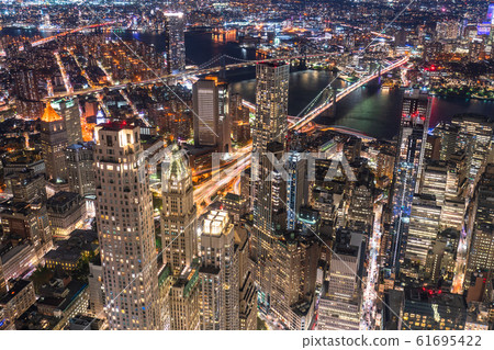 俯瞰曼哈頓摩天大樓和布魯克林的“紐約”夜景 61695422