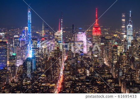 曼哈頓的摩天大樓和市中心地區的“紐約”夜景 61695433
