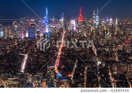 曼哈頓的摩天大樓和市中心地區的“紐約”夜景 61695434
