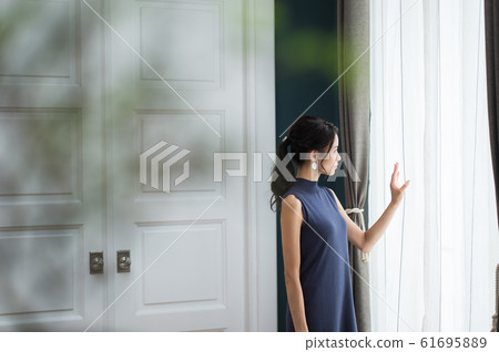 現代室內女人 61695889