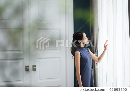 現代室內女人 61695890