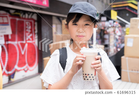 小學女孩喝木薯 小學女孩喝木薯 61696315