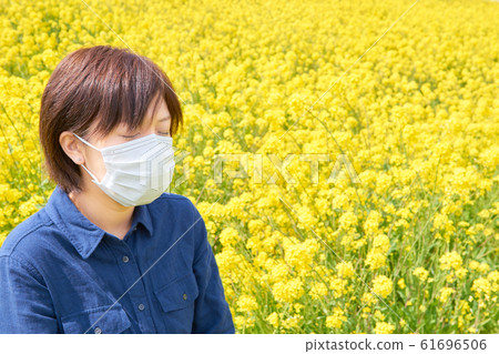 戴著面具在油菜田中的女人 戴著面具在油菜田中的女人 61696506