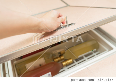Open the underfloor storage Open the underfloor storage 61697137