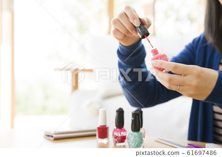 年輕女子繪畫指甲油 61697486