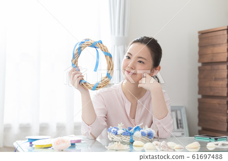 女人做夏天花圈 61697488