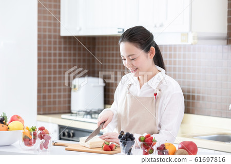 Woman Kitchen Fruit Sand 61697816