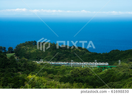 Izukyu Line crosses the railway bridge Izukyu Line crosses the railway bridge 61698830
