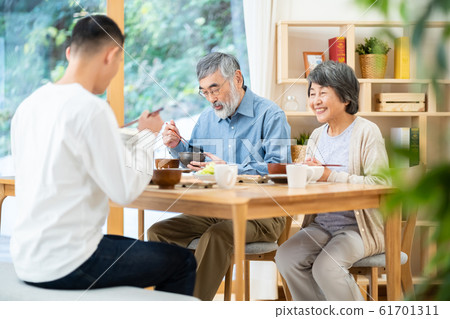 高級家庭用餐祖母 61701311