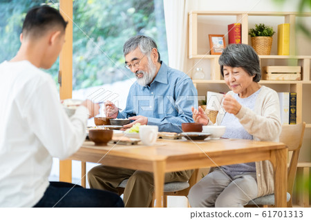 高級家庭用餐祖母 高級家庭用餐祖母 61701313
