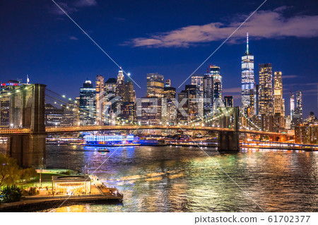 曼哈頓和布魯克林大橋的紐約夜景 61702377