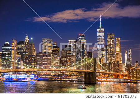 曼哈頓和布魯克林大橋的紐約夜景 曼哈頓和布魯克林大橋的紐約夜景 61702378