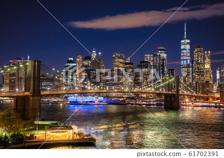 曼哈頓和布魯克林大橋的紐約夜景 曼哈頓和布魯克林大橋的紐約夜景 61702391