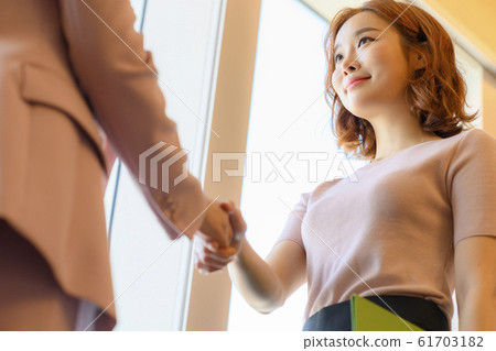 20s business woman 61703182