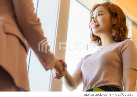 20s business woman 61703183