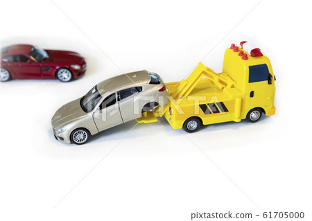 拖車拖走一輛發生交通事故的車輛 拖車拖走一輛發生交通事故的車輛 61705000