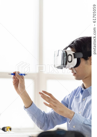 一位男性企業家想要嘗試通過5G入門AI兼容VR眼鏡獲得機會 一位男性企業家想要嘗試通過5G入門AI兼容VR眼鏡獲得機會 61705059