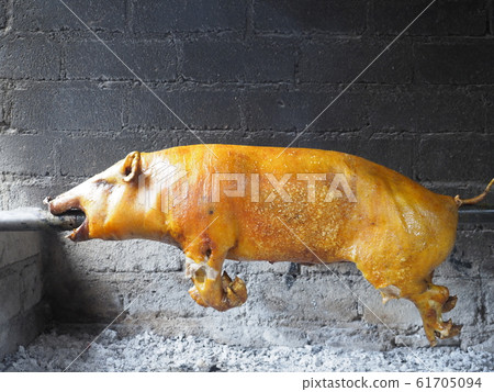 Roast of pigs 61705094